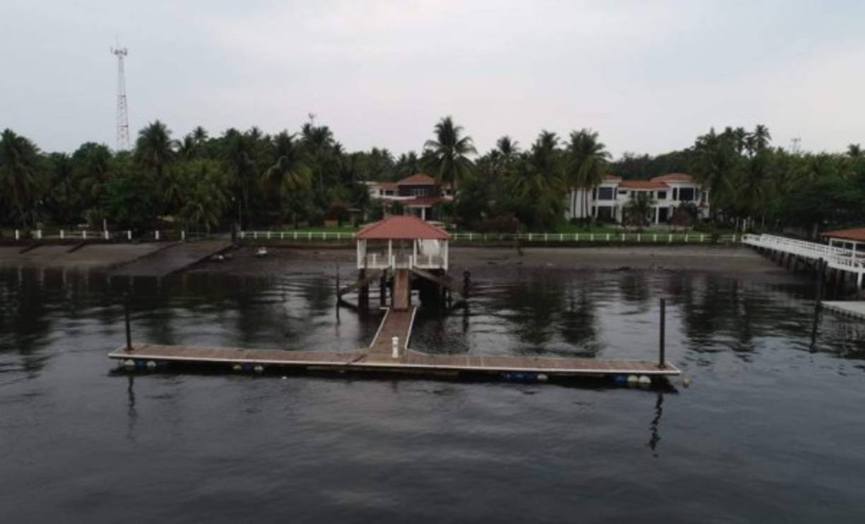 Entre los inmuebles que fueron incautados por la FGR destacan dos residencias de lujo y un lote en los condominios Las Azucenas, en San Salvador, propiedades que estaban a nombre de Ana Elizabeth Coto, asistente del ex secretario privado de la Presidencia, Francisco Cáceres, uno de los exfuncionarios que está ligado a una supuesta red de corrupción que lavó $351 millones de fondos públicos.