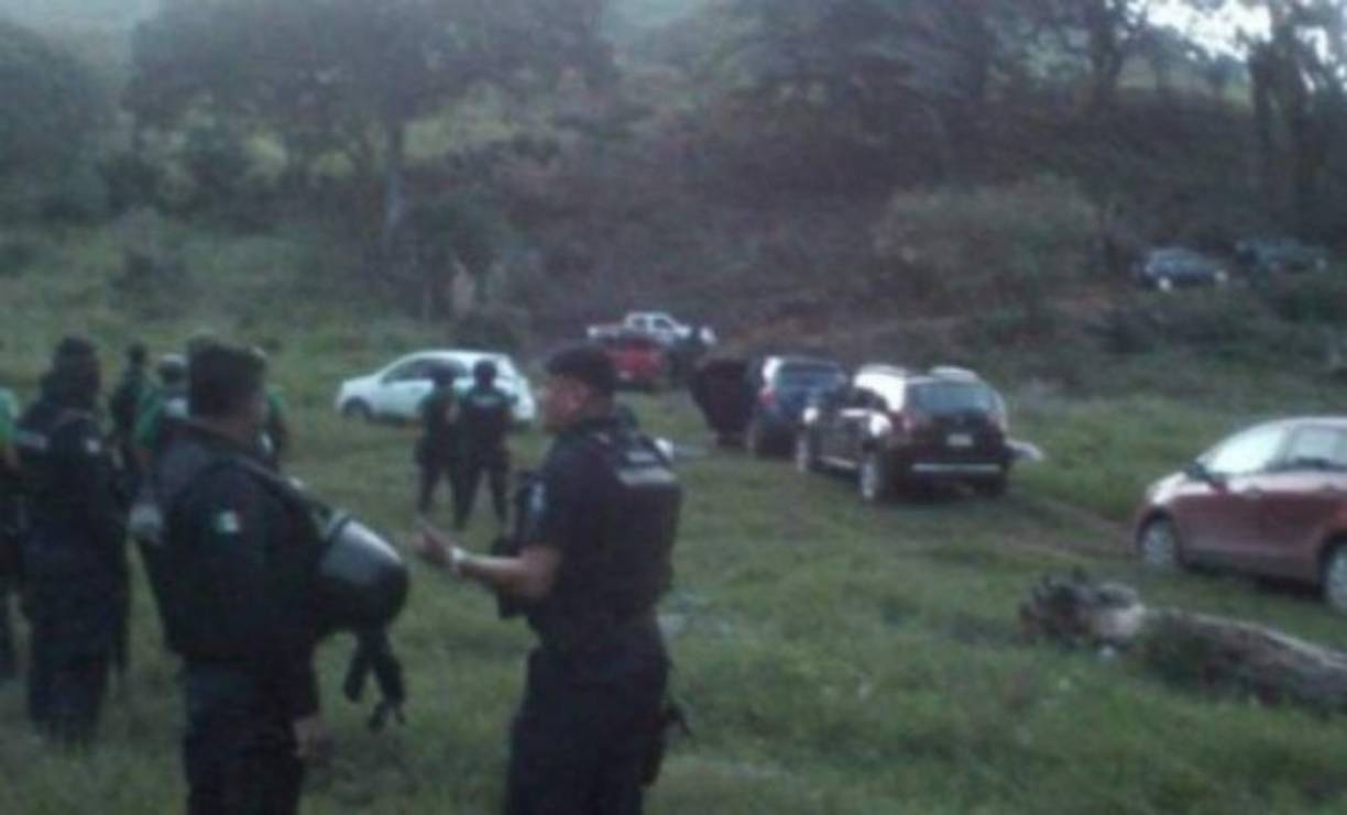 Un comando armado irrumpió en el municipio de Alto Lucero, en el estado mexicano de Veracruz (este), donde secuestraron a siete hombres y una mujer, a los que posteriormente asesinaron, informó este sábado la procuraduría (fiscalía) estatal. Un comunicado de la fiscalía detalló que investiga los hechos ocurridos la tarde del viernes en los que 'fueron privadas de la vida ocho personas' en Alto Lucero. Una fuente de la policía que pidió no ser identificada por no estar autorizada a declarar dijo a la AFP que los agresores llegaron a Alto Lucero 'y comenzaron a saquear las casas en (la comunidad de)El Limón, se llevaron electrodomésticos y cosas de valor'.