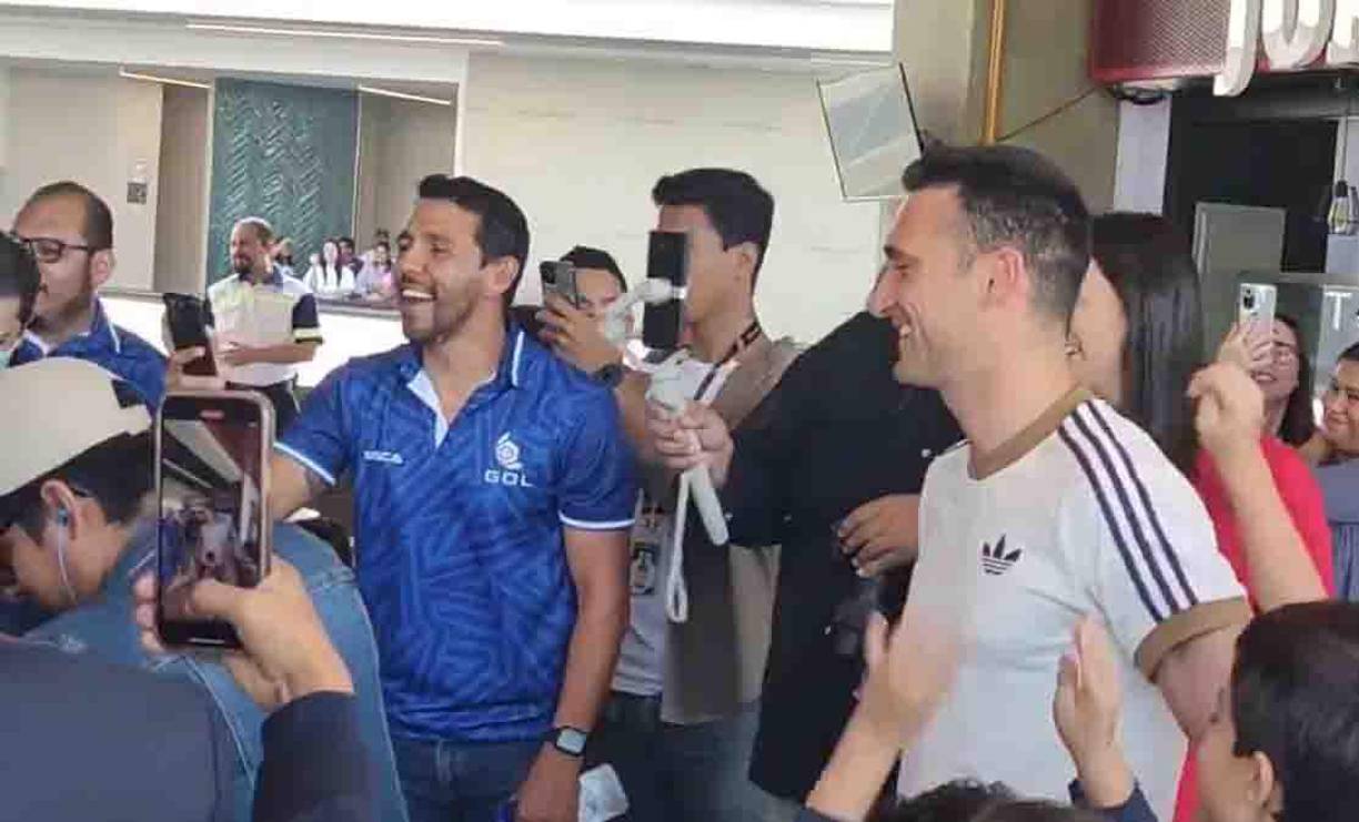 Scaloni fue sorprendido por unos niños salvadoreños ya que le entonaron la canción “Muchachos” que se viralizó durante el Mundial de Qatar.