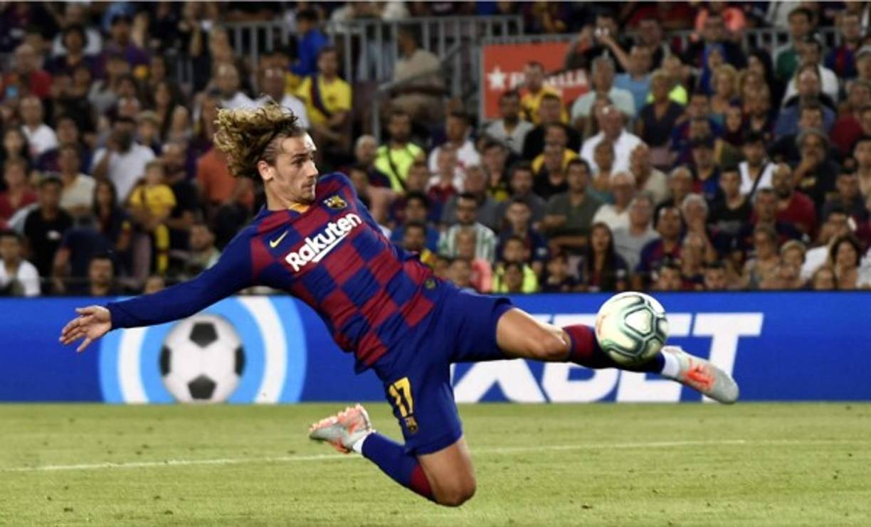 Antoine Griezmann al momento de impactar el balón con la pierna izquierda para marcar su primer gol en la Liga Española con el Barcelona, era el 1-1 ante el Betis.