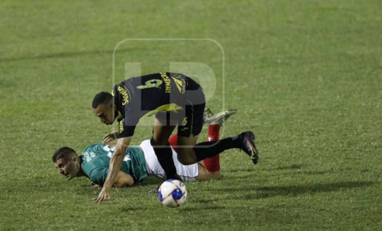 El clásico sampedrano fue de mucha lucha y así lo demostraron en esta acción Devron García y Kevin Hoyos.