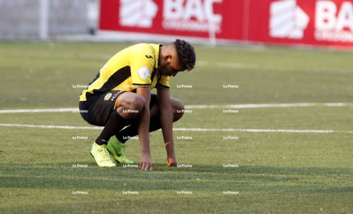 Getsel Montes se lamenta al final del partido por la derrota contra la UPN.