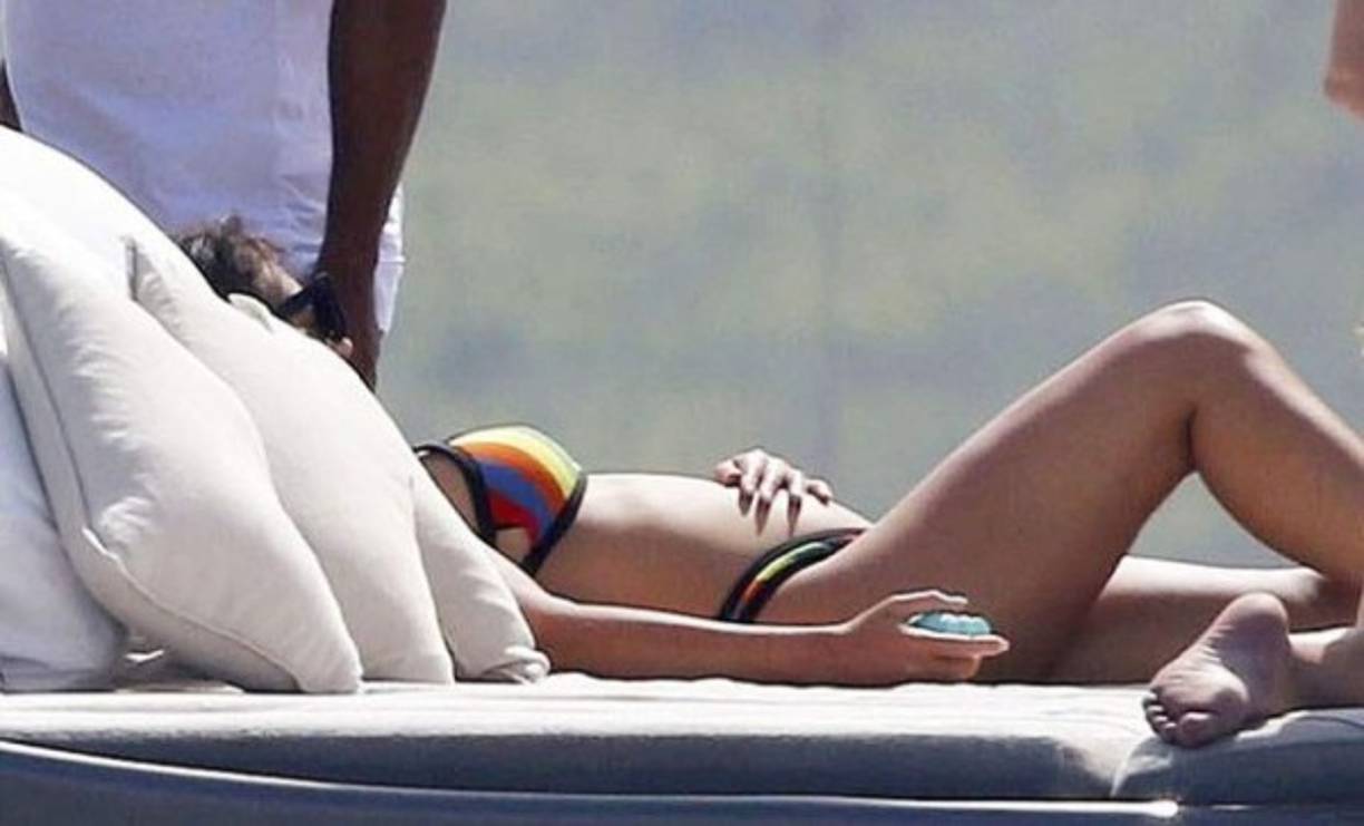 Georgina fue fotografiada vistiendo un llamativo bikini que dejaba al descubierto lo que sería un incipiente vientre de embarazo.<br/>