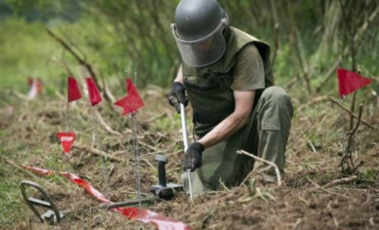 Las partes en conflicto que empleen minas, armas trampa y otros artefactos deben: <br/>•retirarlos tras el cese de las hostilidades <br/>•tomar todas las precauciones para proteger a las personas civiles (art.3.10); <br/>•dar aviso previo efectivo de todos los emplazamientos de estas armas que puedan afectar a la población civil(art.3.11); <br/>•conservar todos los registros sobre la ubicación de esas armas (art. 9); <br/>•tomar medidas de protección de las misiones de las Naciones Unidas, y otras organizaciones humanitarias contra los efectos de esas armas (art.12).