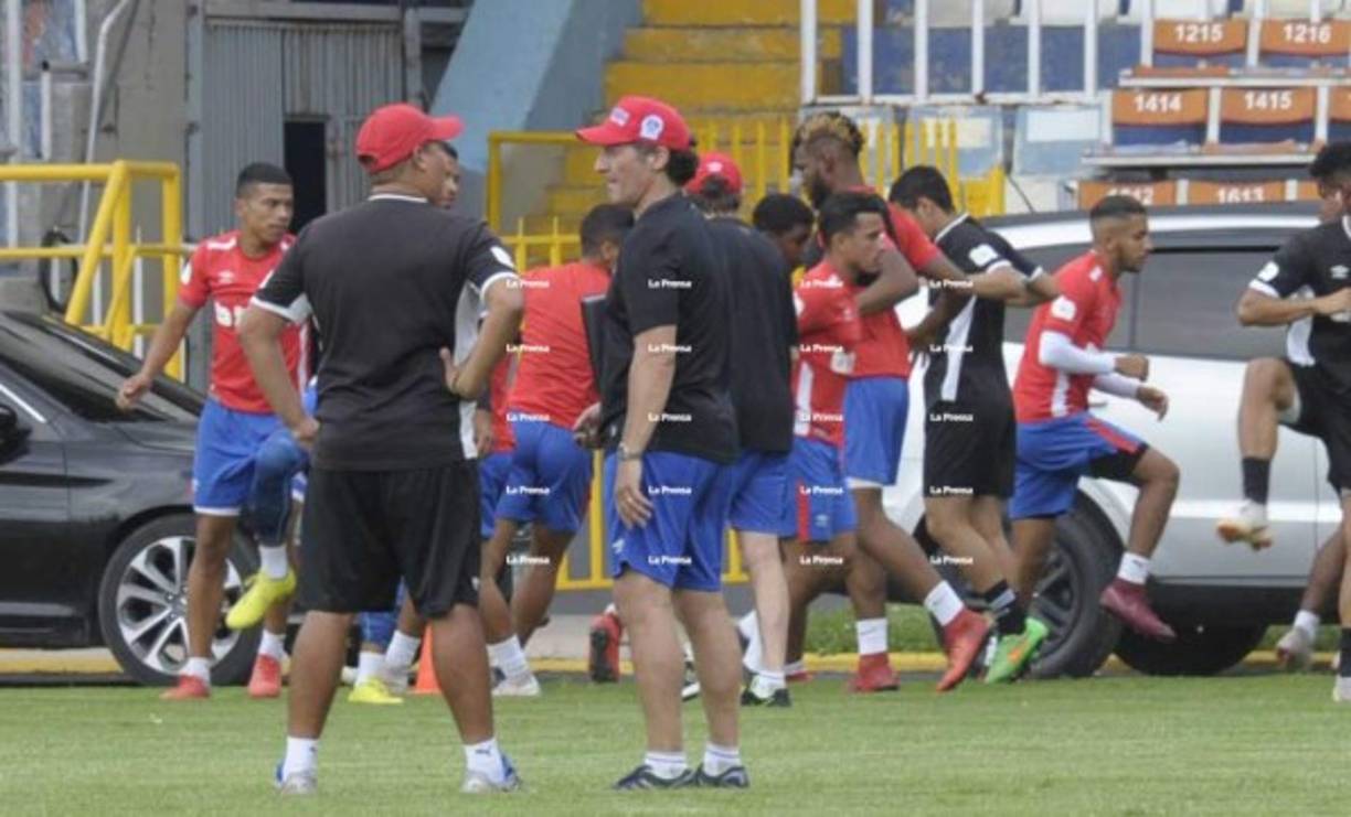 El entrenador argentino Pedro Troglio tuvo este viernes su primer entrenamiento como estratega del Olimpia. El director técnico fue presentado ante la plantilla y en la práctica se vieron caras nuevas, además de que anunciaron salida de futbolistas.