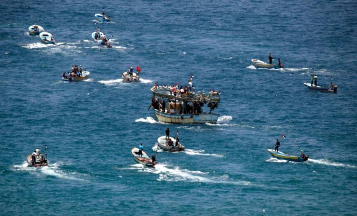 Al mismo tiempo, una flotilla de decenas de pequeñas embarcaciones pesqueras de Gaza se dirigieron al Mediterráneo para denunciar el bloqueo marítimo del enclave. Se acercaron al límite de nueve millas náuticas (16 kilómetros), donde los buques israelíes los esperaban para hacer cumplir el bloqueo.