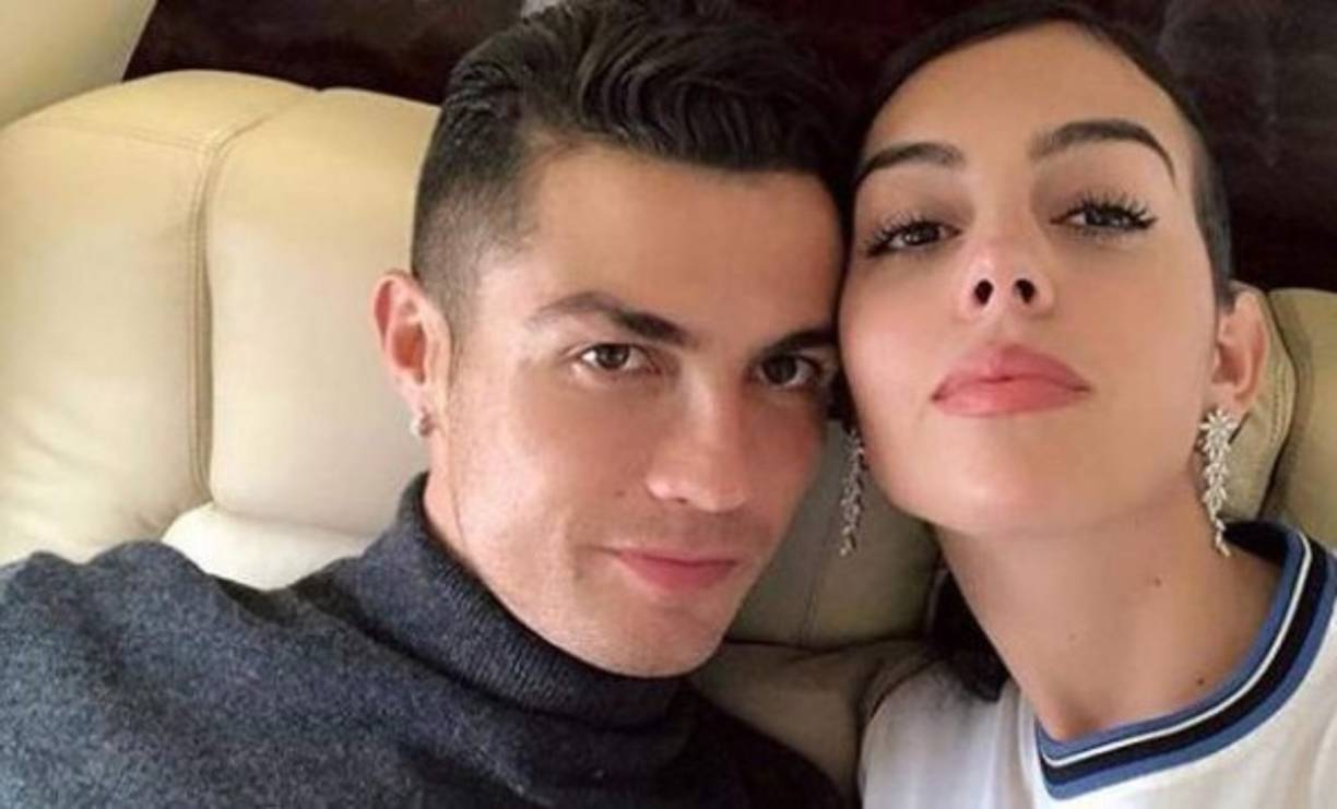 ''Y llegar a viejitos con la misma ilusión de hoy. Feliz día, feliz vida amor mío. Que Dios siga aportando a nuestras vidas tanto amor, salud y bendiciones', fueron las palabras de Georgina a su amado CR7 en sus redes sociales.
