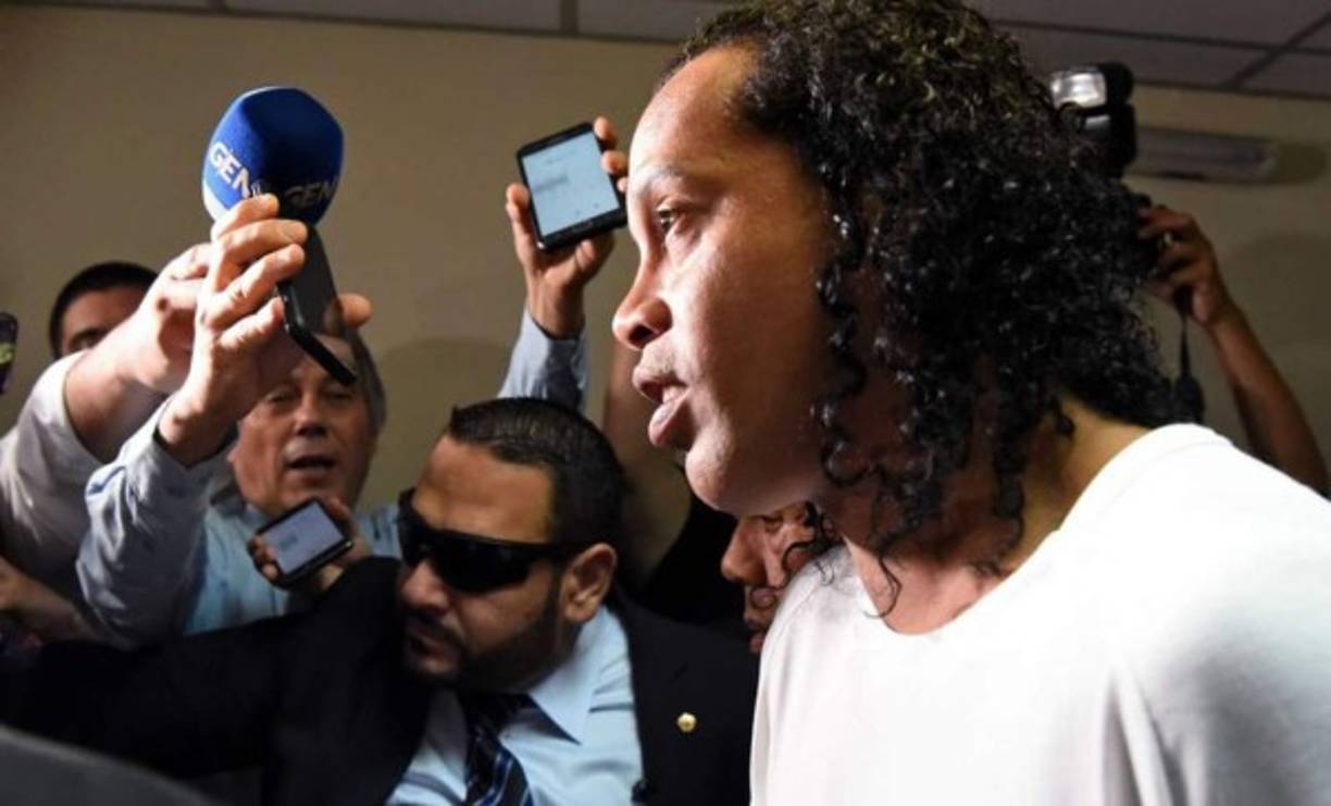 Ronaldinho ha decidido instalarse en Porto Alegre tras los problemas judiciales que tuvo en Paraguay por falsificación de documentos, pero no todos los que se acercan a él lo hacen con cariño, y la misma fuente denuncia las malas compañías a las que está expuesto el brasileño. Foto AFP.<br/>