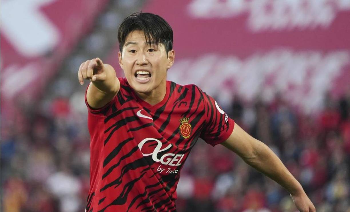 Kang In Lee - El extremo del RCD Mallorca es un objetivo del Atlético de Madrid para la próxima temporada, según el diario “As”. Ya el pasado invierno se rumoreó que los rojiblancos querían su fichaje, pero el Mallorca no quiso vende al surcoreano. Su cláusula es de 17 millones de euros.