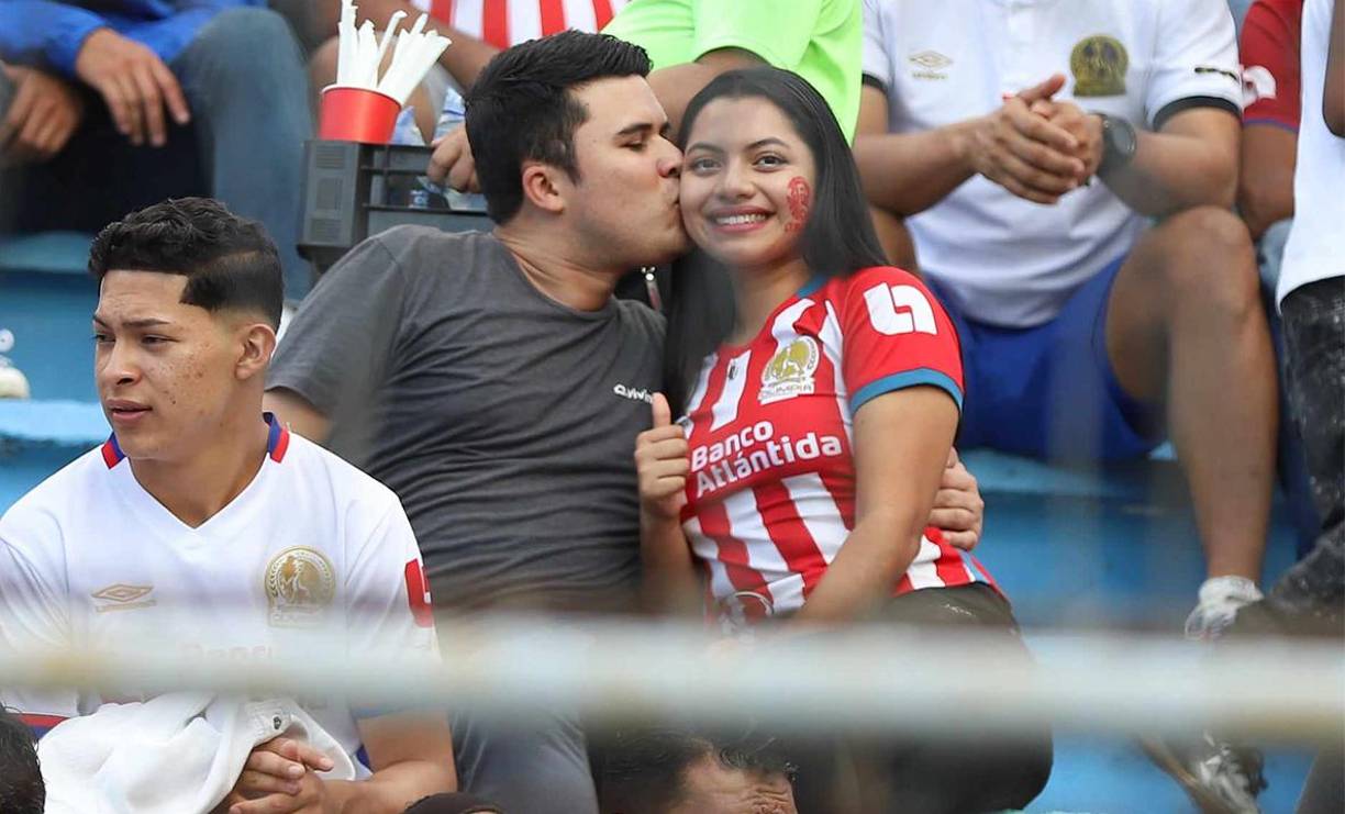 Un beso en las graderías del estadio Nacional Chelato Uclés. 
