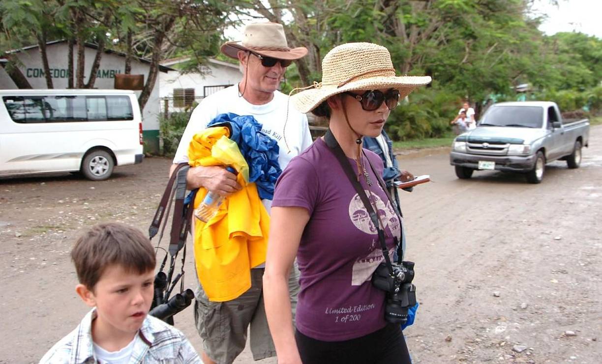 Luciendo atuendos cómodos y listos para disfrutar de la aventura, las celebridades junto a sus hijos, Dylan y Carys, que en ese momento tenían 7 y 4 años, respectivamente, abandonaron a las 8.53 am el hotel Pico Bonito, el lugar donde se hospedaban.