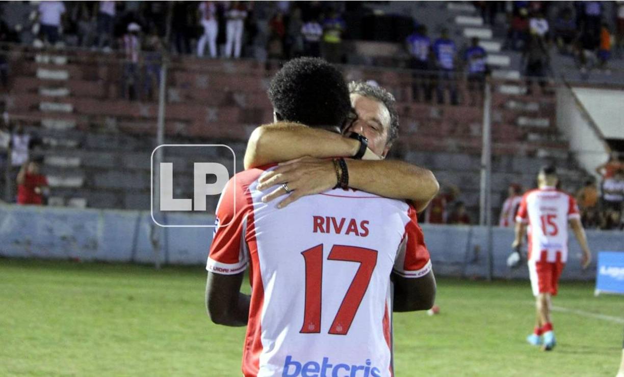 El entrenador del Vida, Fernando Mira, le dio tremendo abrazo a Elison Rivas, autor del gol del triunfo ante el Victoria.