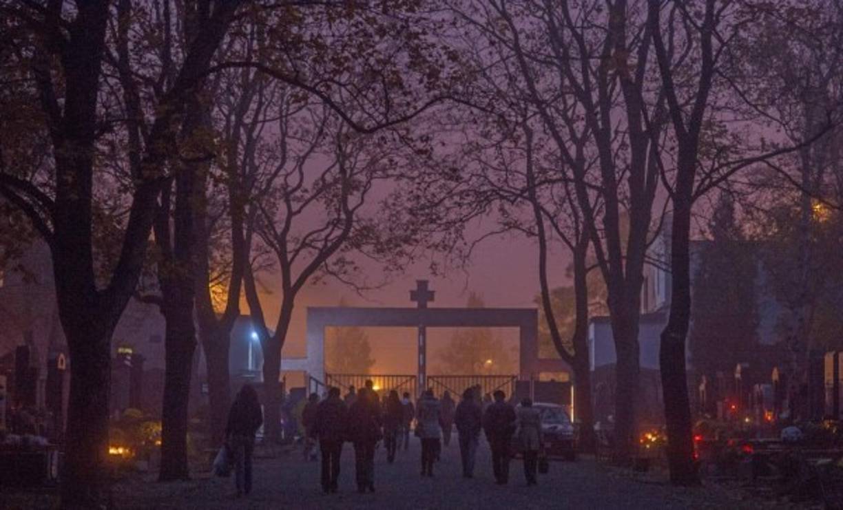 Así lució el cementerio de Olsany en Praga, República Checa donde cientos de personas asistieron a colocar flores y velas a sus familiares y amigos fallecidos.