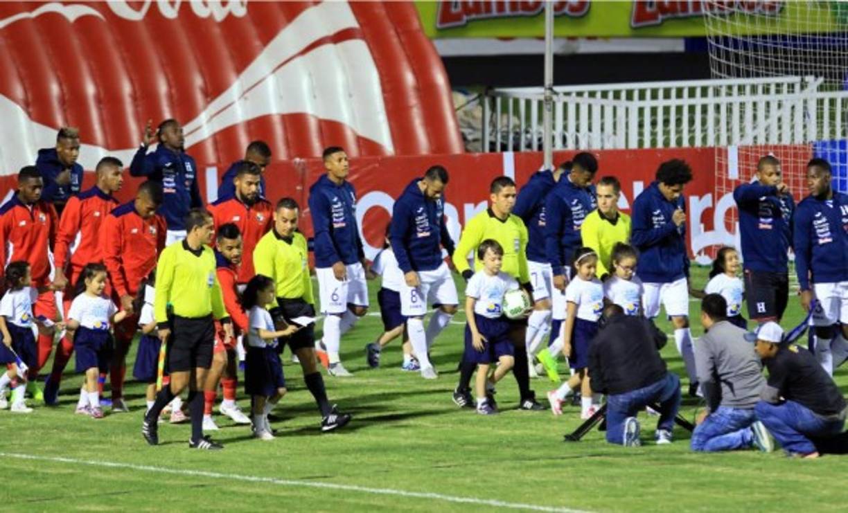 La entrada de los equipos titulares de Honduras y Panamá a la cancha del estadio Nacional.