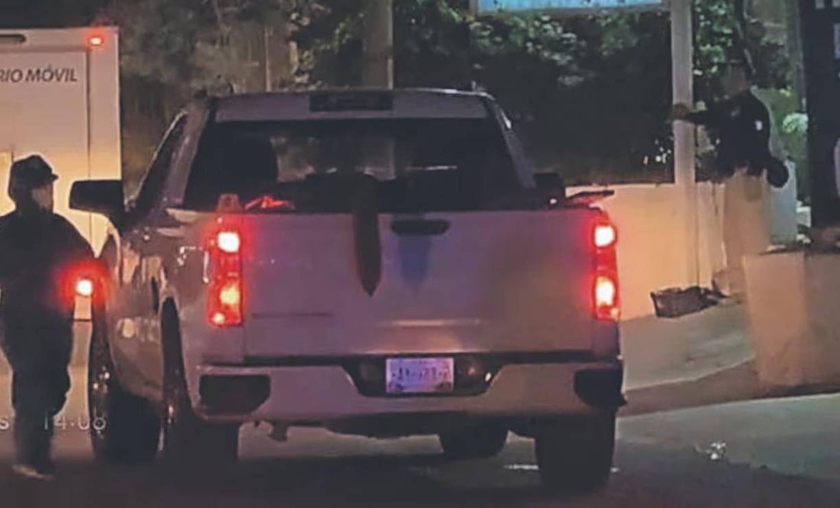 La camioneta fue localizada en una avenida de Chilpancingo, la capital de Guerrero, en la Autopista del Sol, que conecta Ciudad de México con Acapulco. La ruta es transitada tanto por turistas como por locales, lo que ha generado alarma y conmoción en la región.