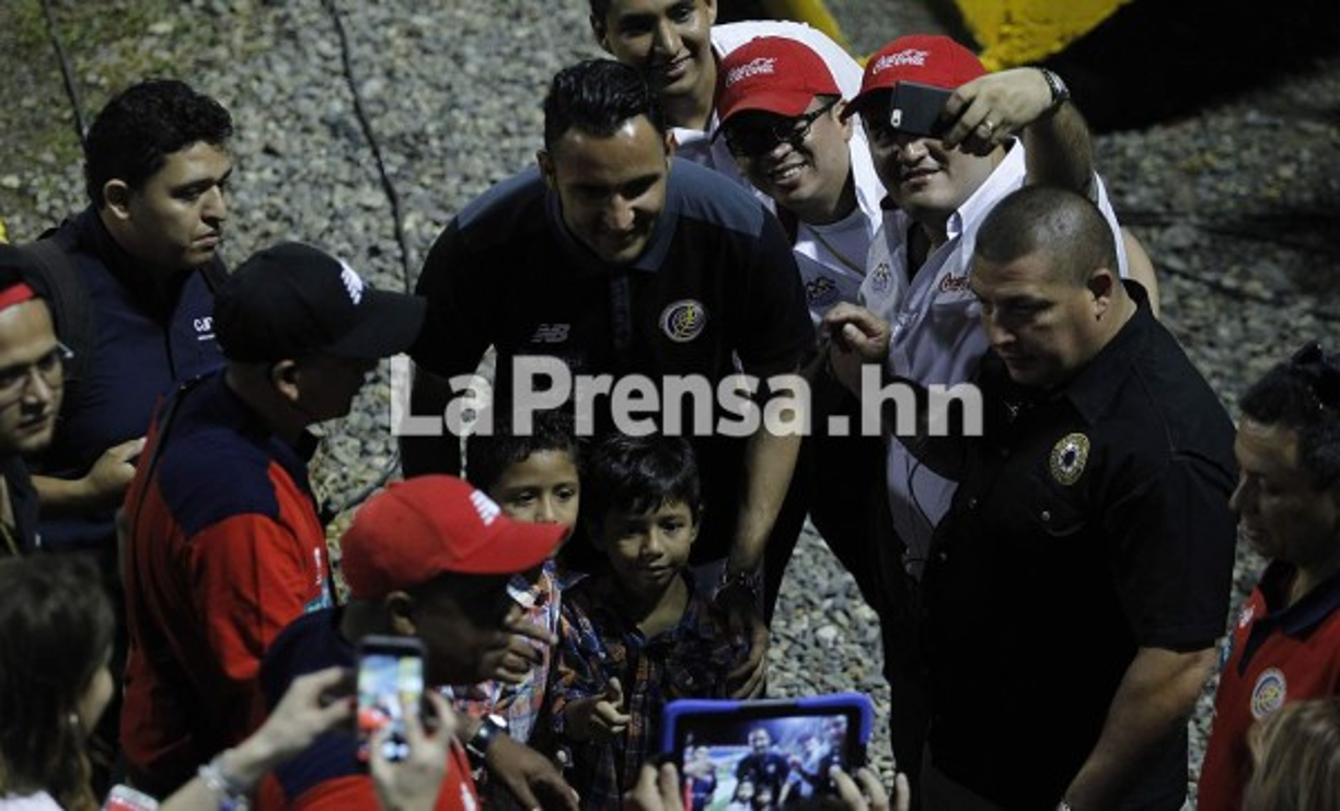 Keylor Navas fue aclamado por los pequeños.