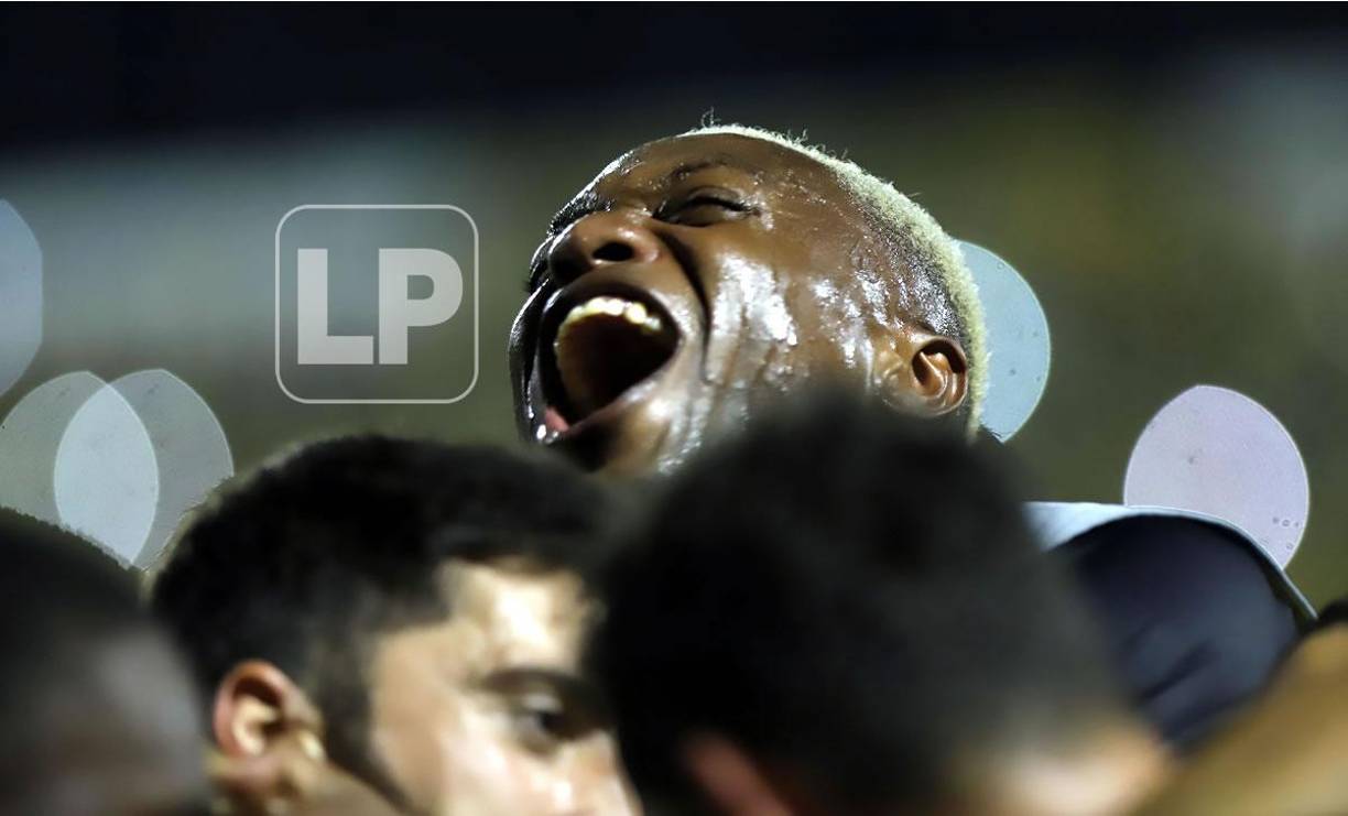 La felicidad de Kevin Álvarez en la celebración del Real España.