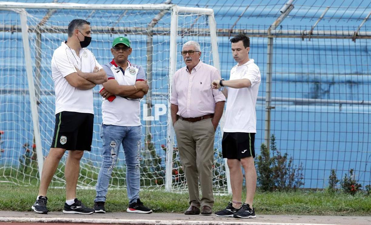 Manuel Keosseián acompañado por su cuerpo técnico y el vicepresidente del Marathón, Rolin Peña.