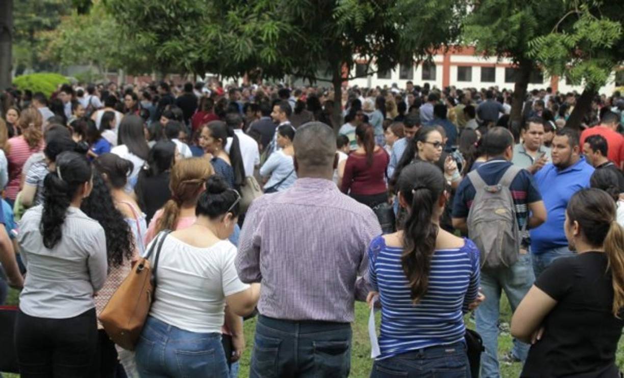 Los docentes llegaron a la sede desde las 6:00 am, aunque el proceso estaba previsto iniciaría a las 8:00 am, debido a la cantidad de profesores la aplicación de las pruebas empezó a las 10:00 am.