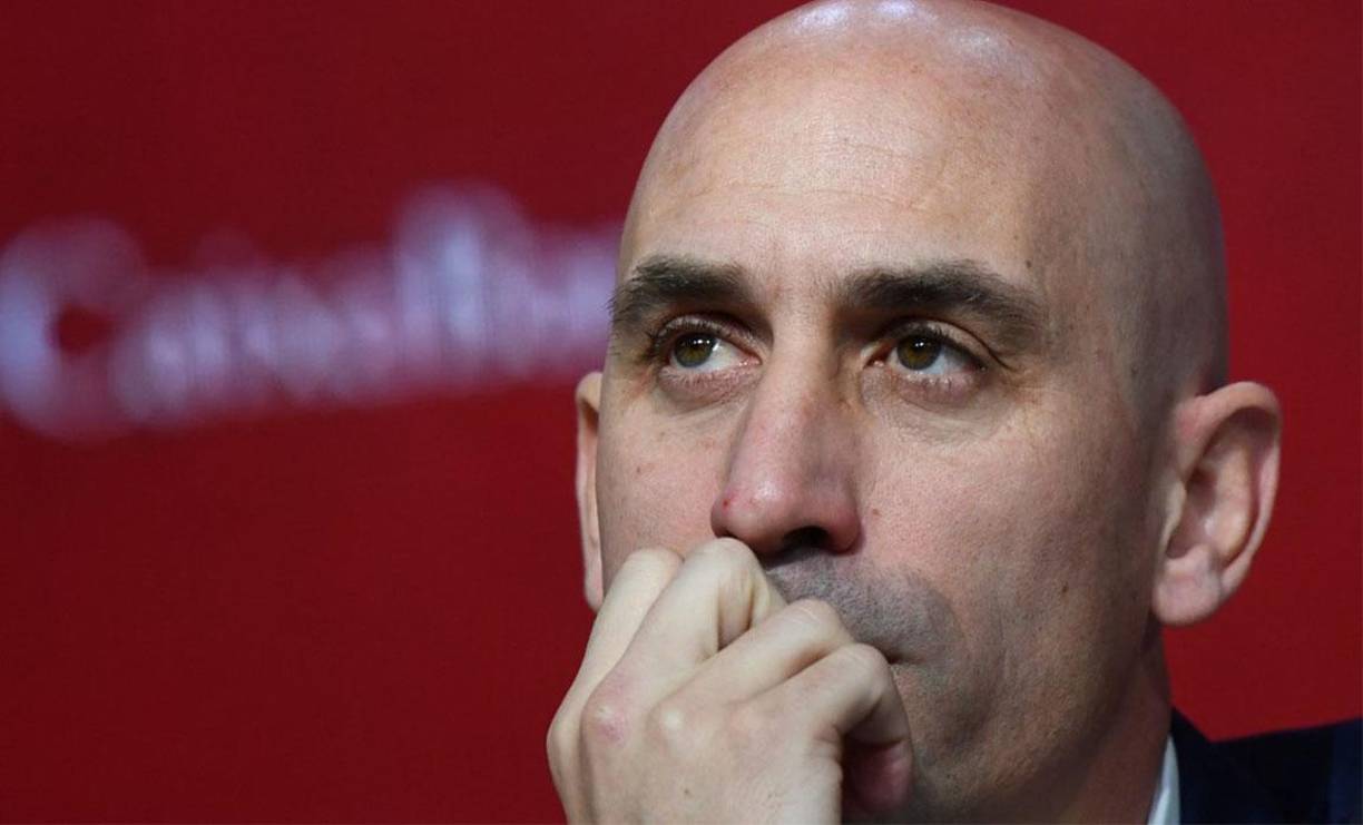 La polémica por el beso en la boca a la jugadora <b>Jenni</b> <b>Hermoso</b> está poniendo a prueba la resistencia de la que el presidente de la Federación Española de Fútbol, Luis Rubiales, ha hecho prueba en toda su carrera, saltando del césped a la lucha sindical y luego a los despachos federativos.
