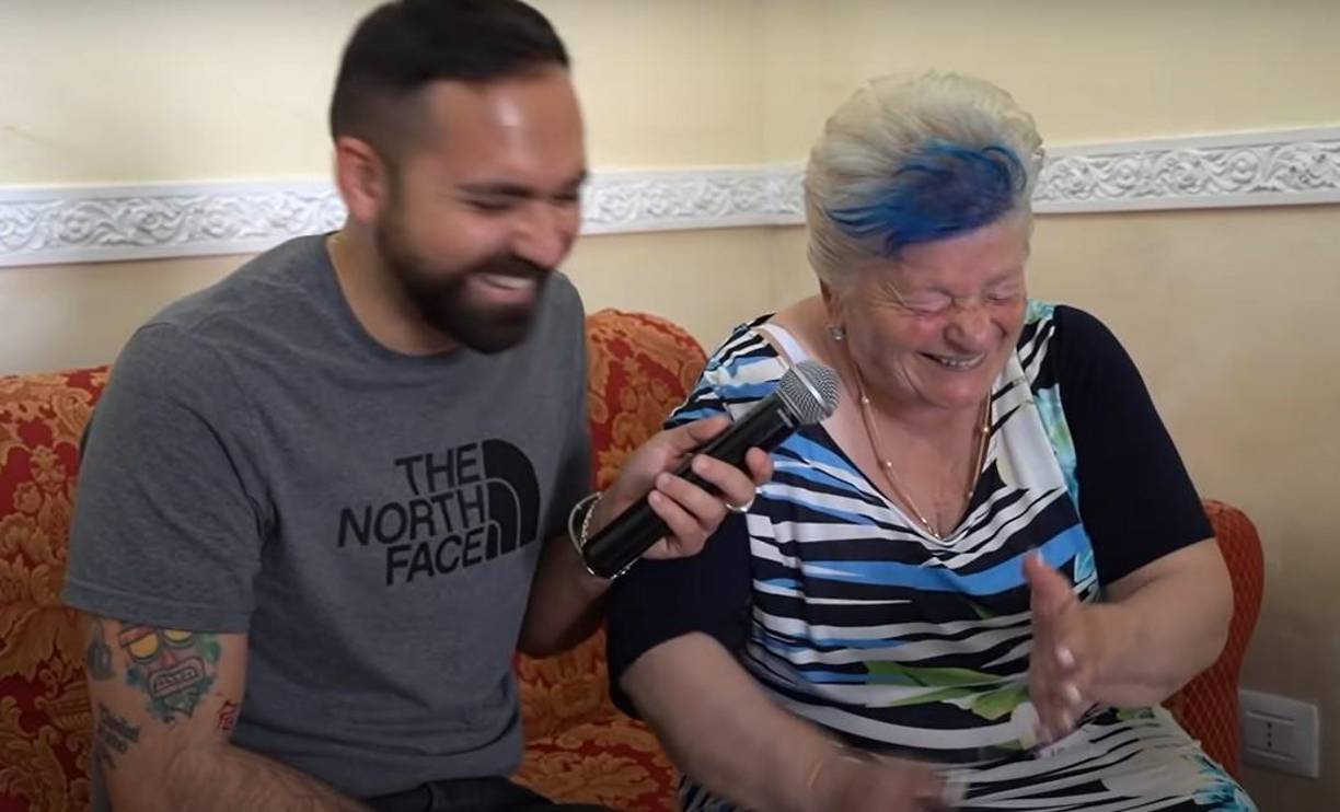 Añadió: ”Cuando volvió mi nieto, le dije: ‘Giuseppe, ¿qué has hecho? ¿qué has puesto en TikTok? ¿no estás bien de la cabeza?’ Así inició la historia (...) He tenido una vida buena y mala. Aunque en estos años que me quedan, tengo a mi nieto que me entretiene”. Ya vieron, la historia si es de verdadero amor, el amor de un nieto hacia su abuela.