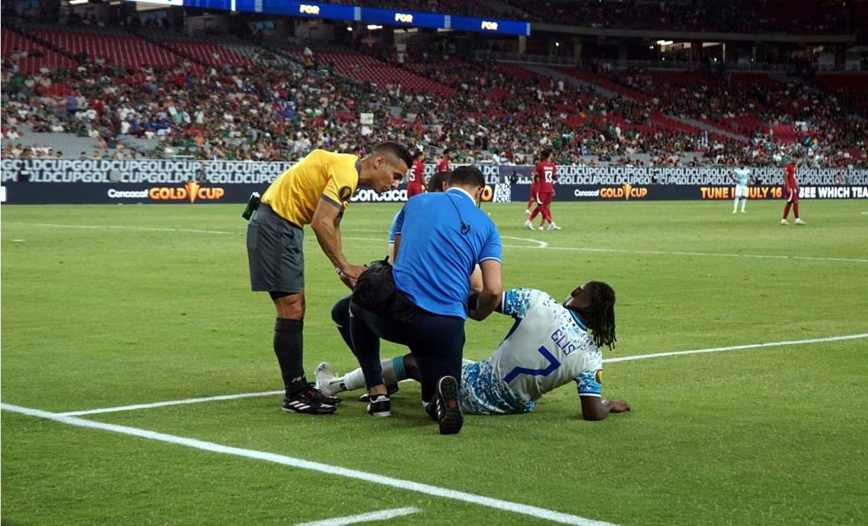 El médico de la Selección de Honduras examina a Alberth Elis.