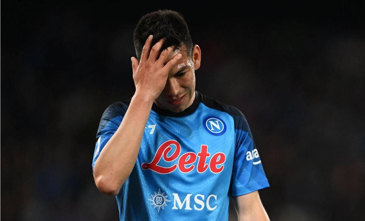 Hirving ‘Chucky‘ Lozano podría estar acercándose a su salida del Napoli en un futuro próximo, ya que su contrato con el club italiano está programado para finalizar el 30 de junio de 2024 y las negociaciones de renovación no han progresado en las últimas semanas. Según cuenta ‘Calciomercato’, esta situación ha llevado a especulaciones sobre su futuro, y cada vez más informes que sugieren que el extremo mexicano podría dar el salto a la Premier League.