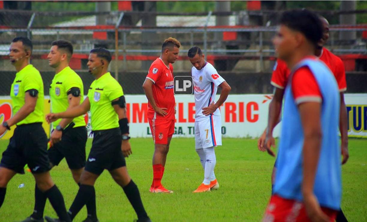 César Oseguera y Diego Reyes charlando tras el pitazo final del partido en la cancha del Francisco Martínez Durón.