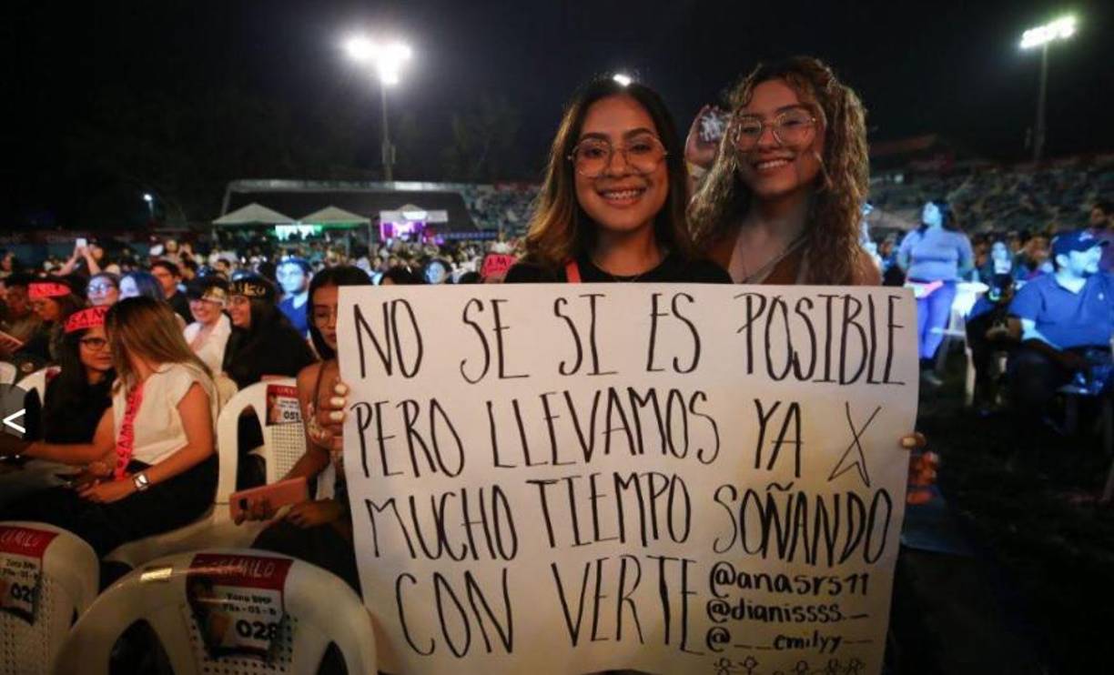 A este par de fanáticas se les cumplió el sueño de ver a Camilo en concierto y hasta le dejaron sus cuentas de Instagram con la esperanza en que el cantautor colombiano las siga en la red social.