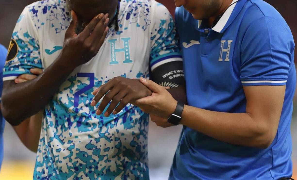 Alberth Elis salió del campo con gestos de mucho dolor en su brazo izquierdo. Drama tremendo en la Selección de Honduras.