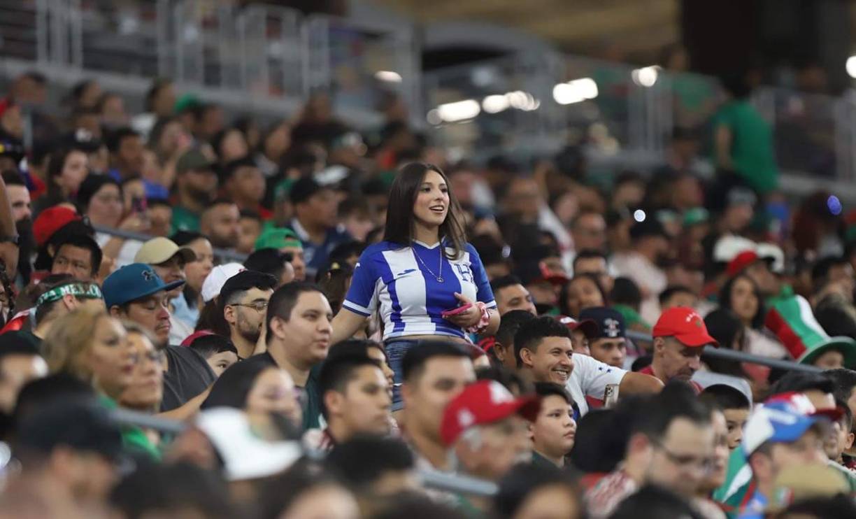 Esta hermosa aficionada hondureña estuvo muy atenta al partido y al final celebró el empate.