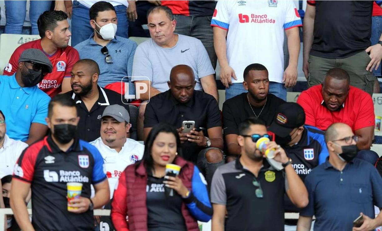 Los hermanos Palacios se ubicaron en el sector de silla para ver el partido de la final.