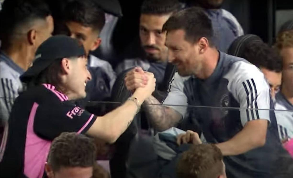 Peso Pluma fue uno de los artistas famosos que asistió al DRV PNK Stadium para ver a Messi.