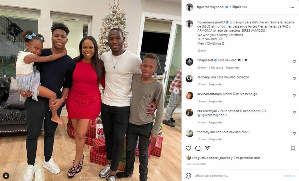 Maynor Figueroa, que tampoco seguirá en el Houston Dynamo, en compañía de su familia.