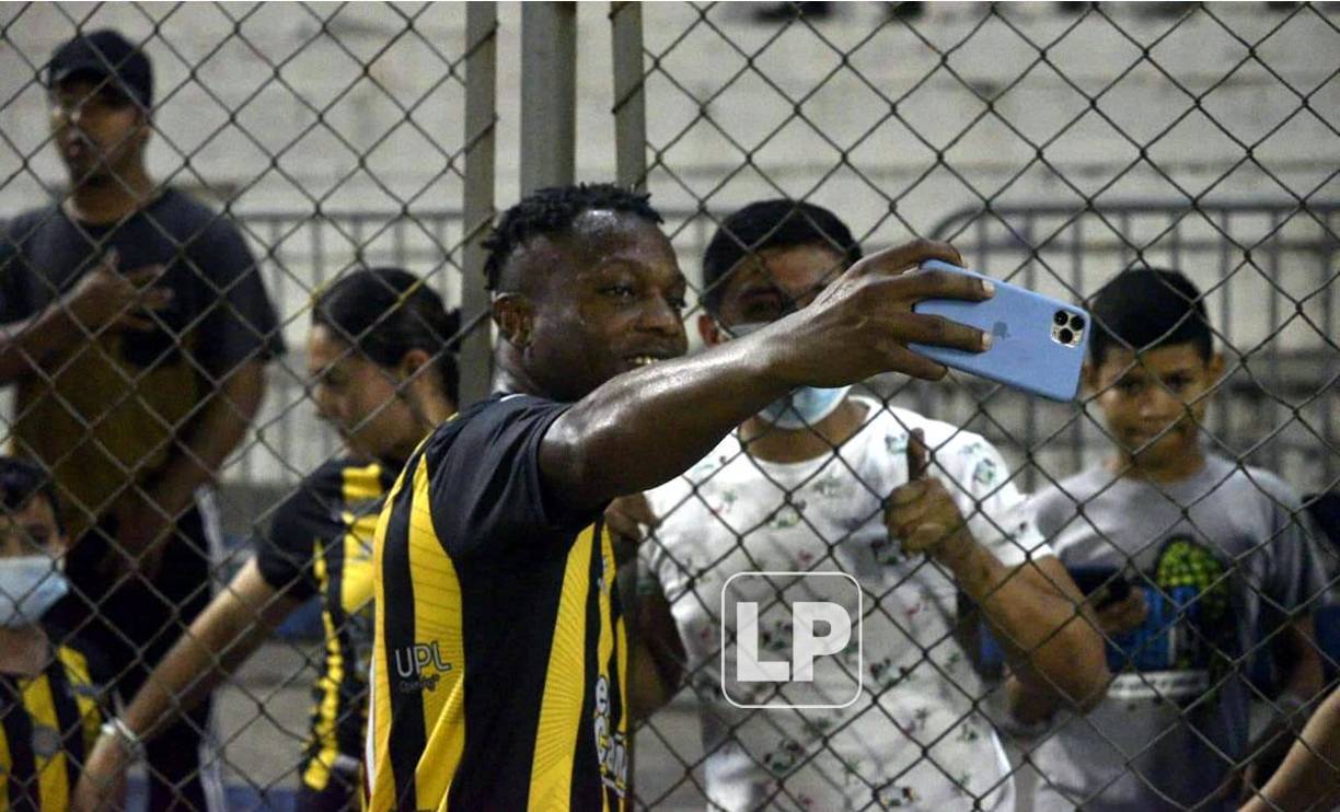 El lateral Kevin Álvarez también se tomó selfies con aficionados en el Morazán.
