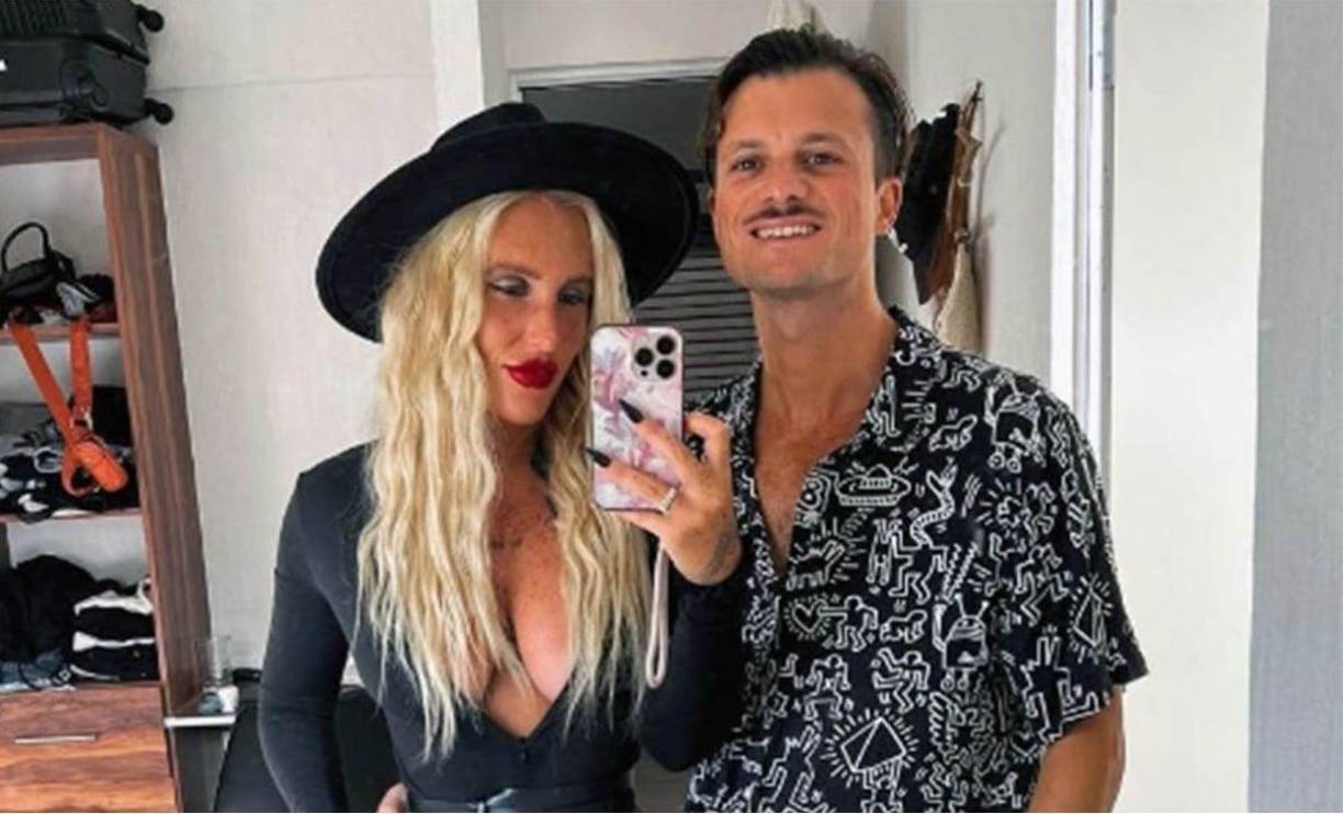 La joven relató que el guardia de seguridad del edificio le dijo que serían multadas luego de que la policía llegara dos veces por quejas de los vecinos sobre peleas y gritos que se escuchaban desde el departamento. Al intentar entrar, la puerta estaba cerrada, desesperada, la hermana de la víctima comenzó a golpear hasta que el novio de Agostina abrió la puerta.