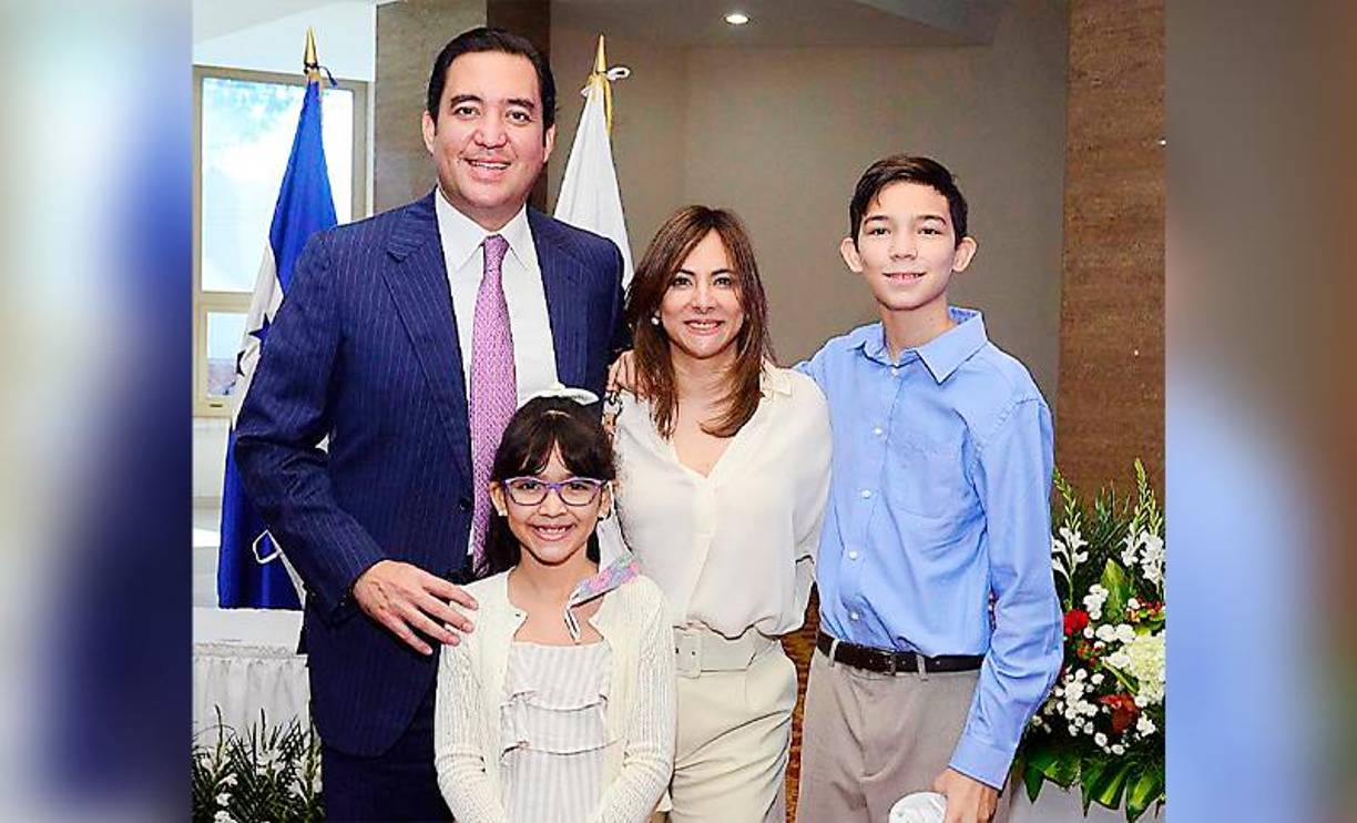 Cursó estudios en administración de empresas e hizo una especialización en Procurement Management en ADEN Business School. Hace 15 años formó un hogar con Marcela y de su unión nació Héctor Manuel (13) y Raquelle Edith (6) “mis más grandes amores”. Cabe mencionar que en cada aparición de la presidenta electa, Héctor siempre está a su lado y se ha mostrado muy abierto a los medios de comunicación.