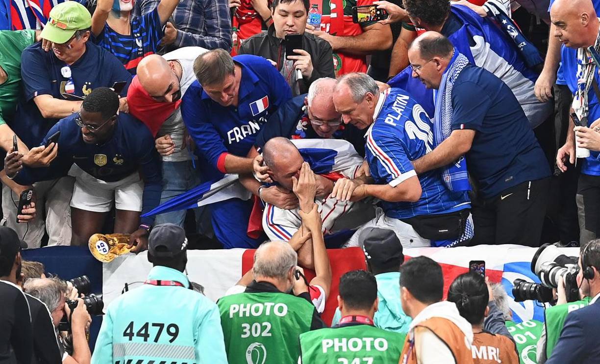 Un aficionado francés recibió un tremendo pelotazo de Kylian Mbappé durante el calentamiento de los equipos antes del inicio del partido.