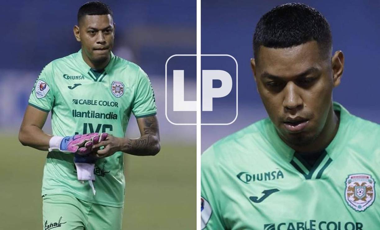 Denovan Torres se marchó cabizbajo del campo tras su expulsión.