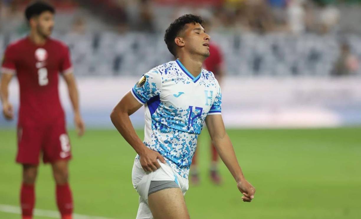 José Mario Pinto se lamenta tras una ocasión ante Qatar.