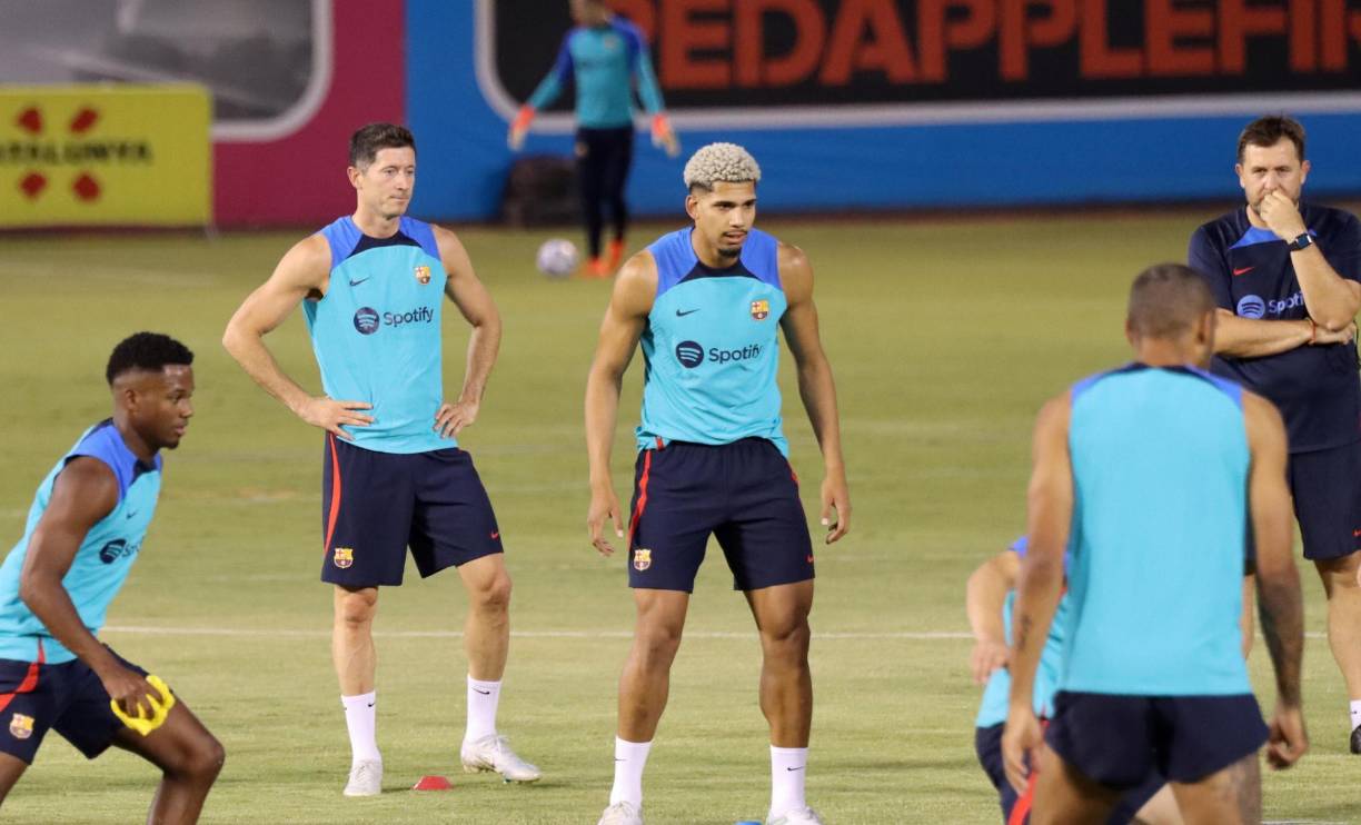 El FC Barcelona se enfrenta esta noche al Real Madrid en clásico amistoso a realizarse en Las Vegas, Estados Unidos. Medios españoles han revelado el posible 11 titular del cuadro culé.