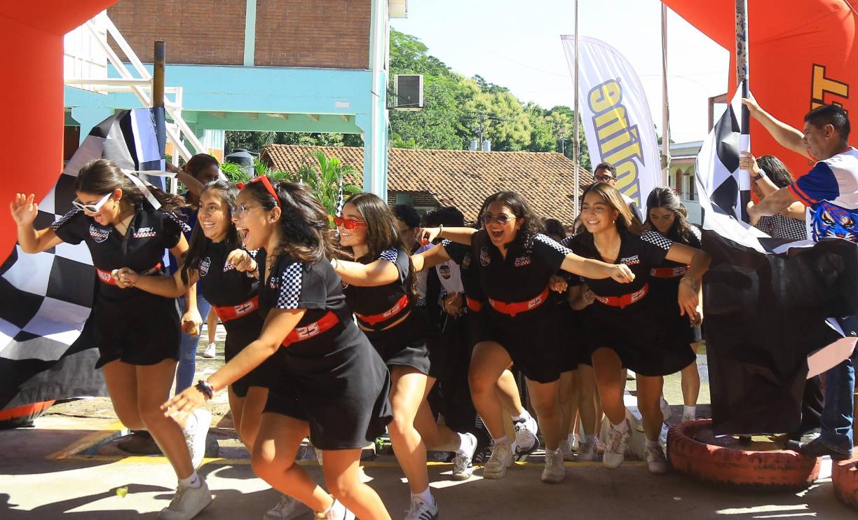 FOTOS: “Senior Entrance” 2025 de la Escuela Episcopal El Buen Pastor al estilo “racing”