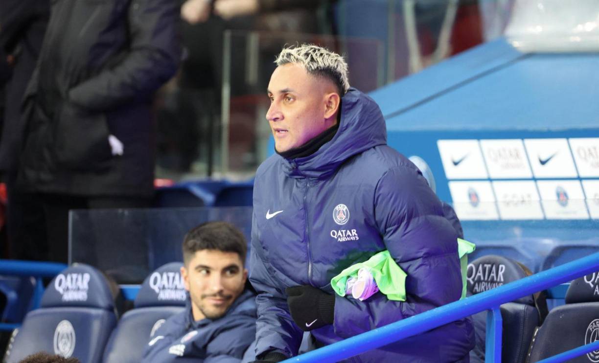 Keylor Navas está muy cerca de abandonar el PSG para fichar por el Nottingham Forest de la Premier League, según informa Nicolò Schira, experto en el mercado de fichajes. El guardameta de Costa Rica habría rechazado en los últimos días una buena oferta del Al-Nassr de Cristiano Ronaldo.