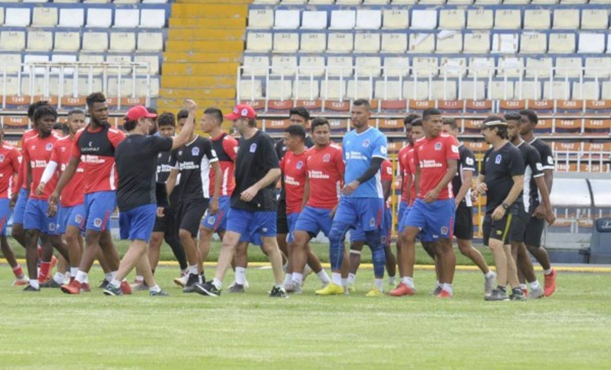 Pedro Troglio, nuevo técnico de Olimpia, ya tiene en mente los fichajes que debe hacer para el Torneo Apertura, se trata de un mediocampista y un defensor central. Las nacionalidades son brasileño y argentino. 'Estamos en negociaciones con ellos, creemos que necesitamos un defensa y un mediocampista y en los próximos días lo haremos oficial', dijo Juan Francisco Saybe.