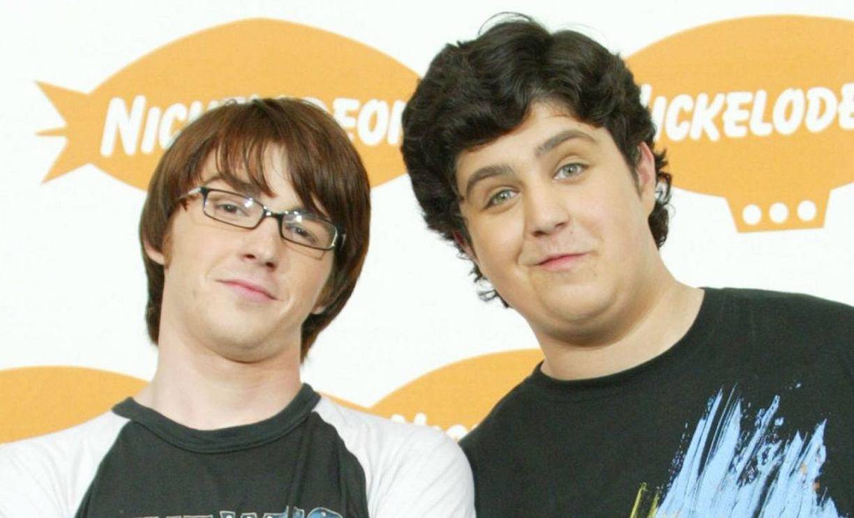 Bell y Peck nunca fueron tan cercanos como lo aparentaban en pantalla, aunque existieron momentos de amistad genuina. Durante las grabaciones de <i>Drake &amp; Josh</i>, compartían experiencias como cualquier dupla de jóvenes trabajando juntos, y Drake Bell llegó a afirmar en el pódcast <i>BFF</i>, que en ocasiones, sentía que su relación con el era similar a la de verdaderos hermanos, con sus respectivas peleas y reconciliaciones.