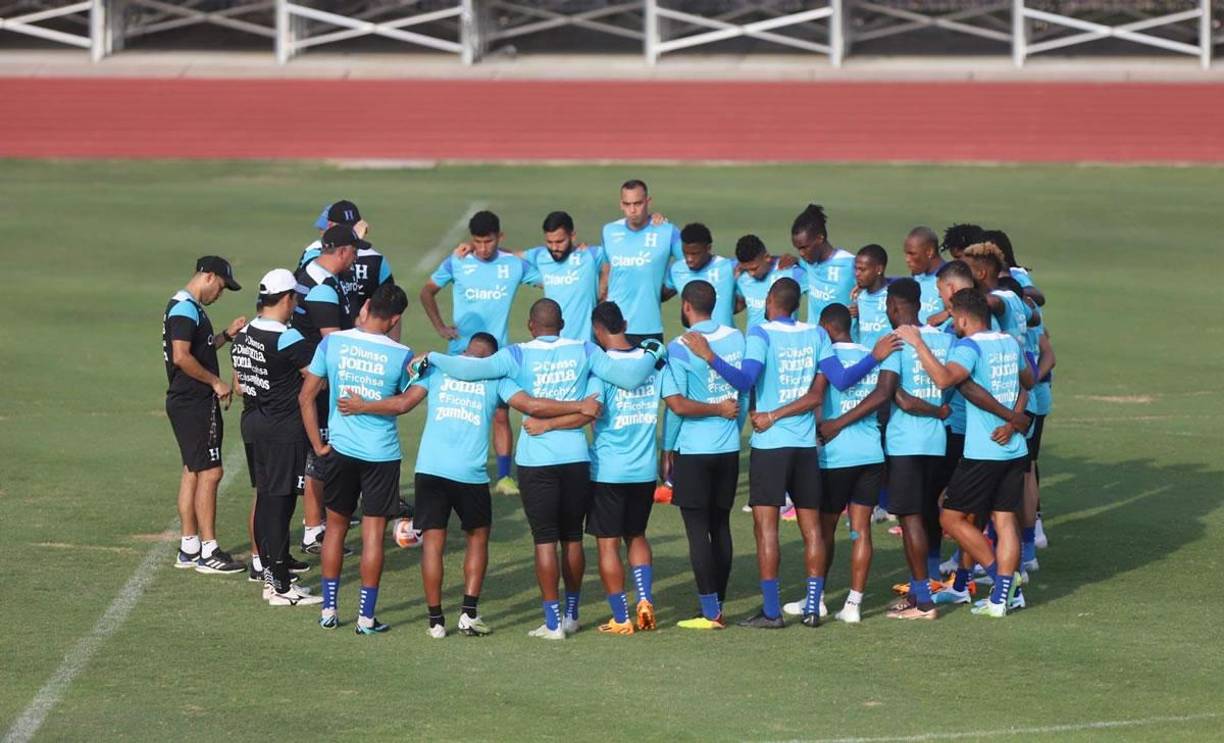 Diego Vázquez le dio una charla a los jugadores antes del entrenamiento.