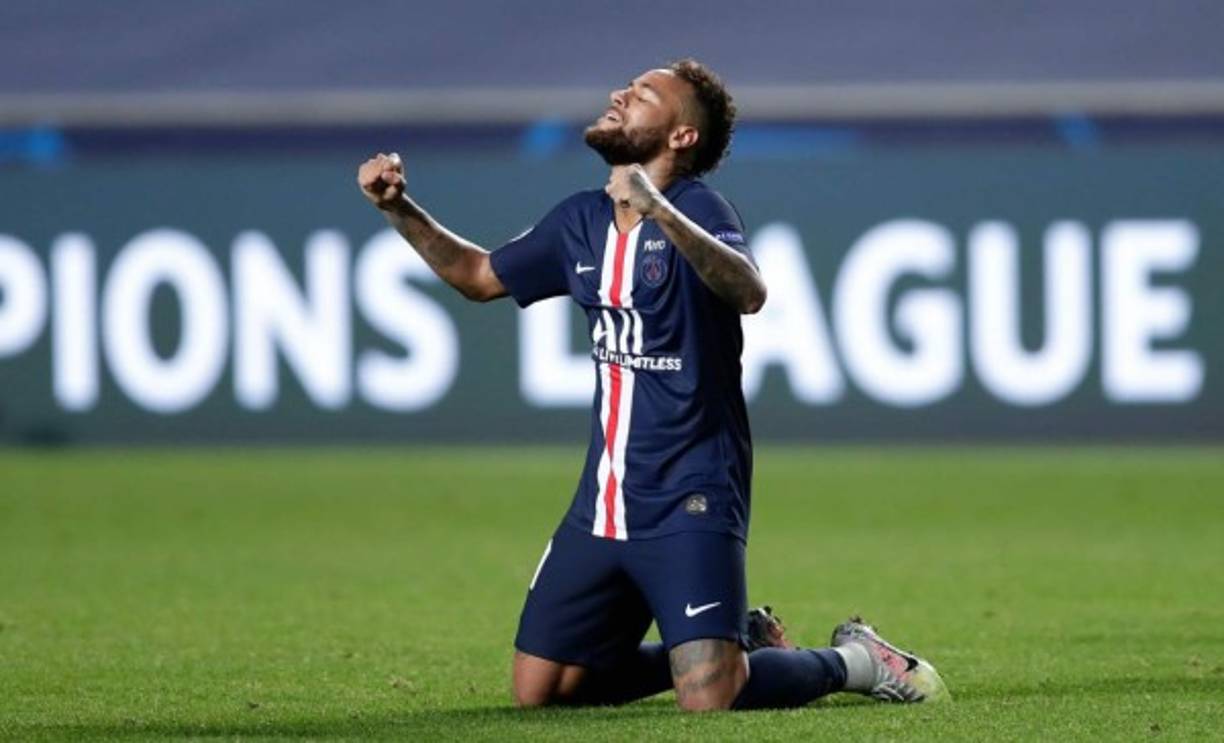 Neymar celebrando, muy emocionado, al final del partido.