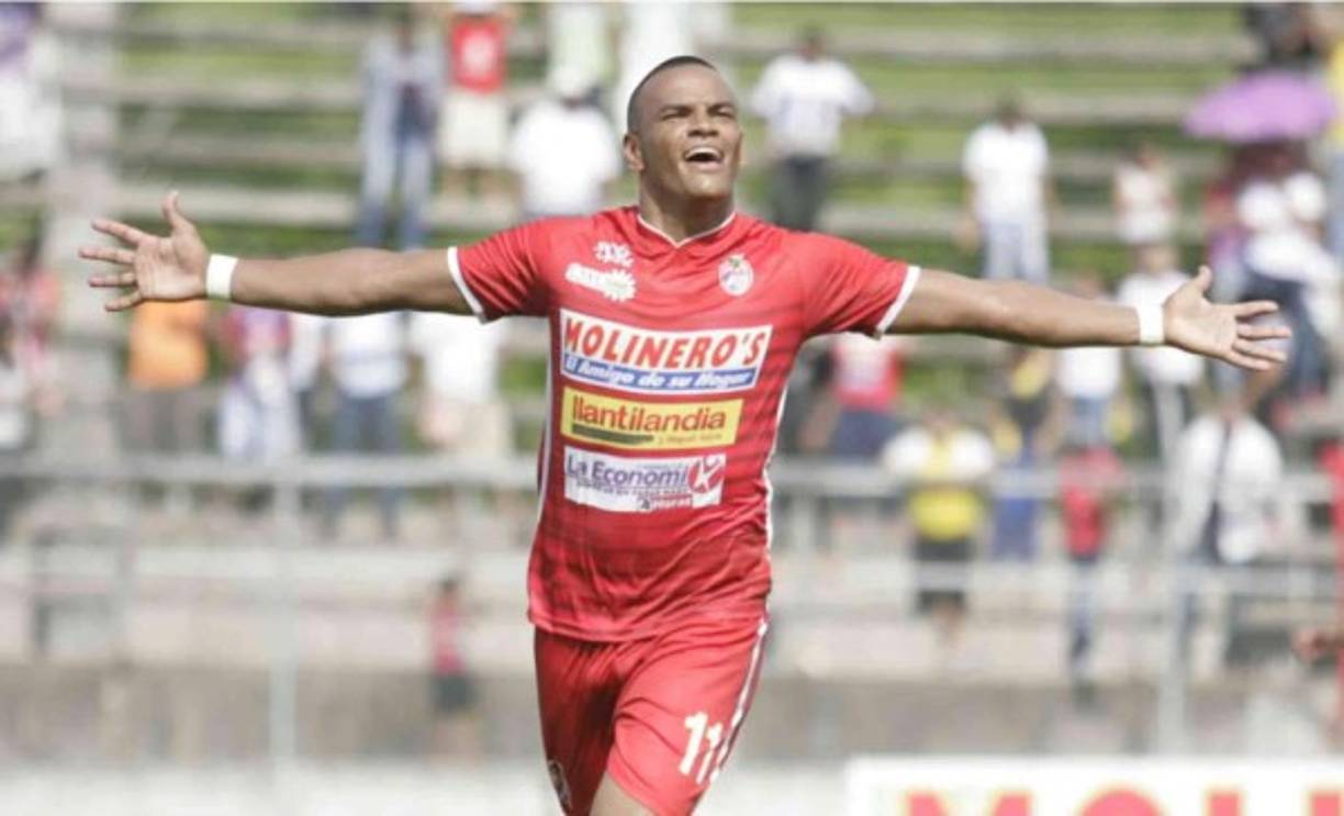 El futuro de Rony Martínez sigue en el aire y mientras se define, en San Pedro Sula vuelve a sonar, ya que Real España y Marathón lo quieren.