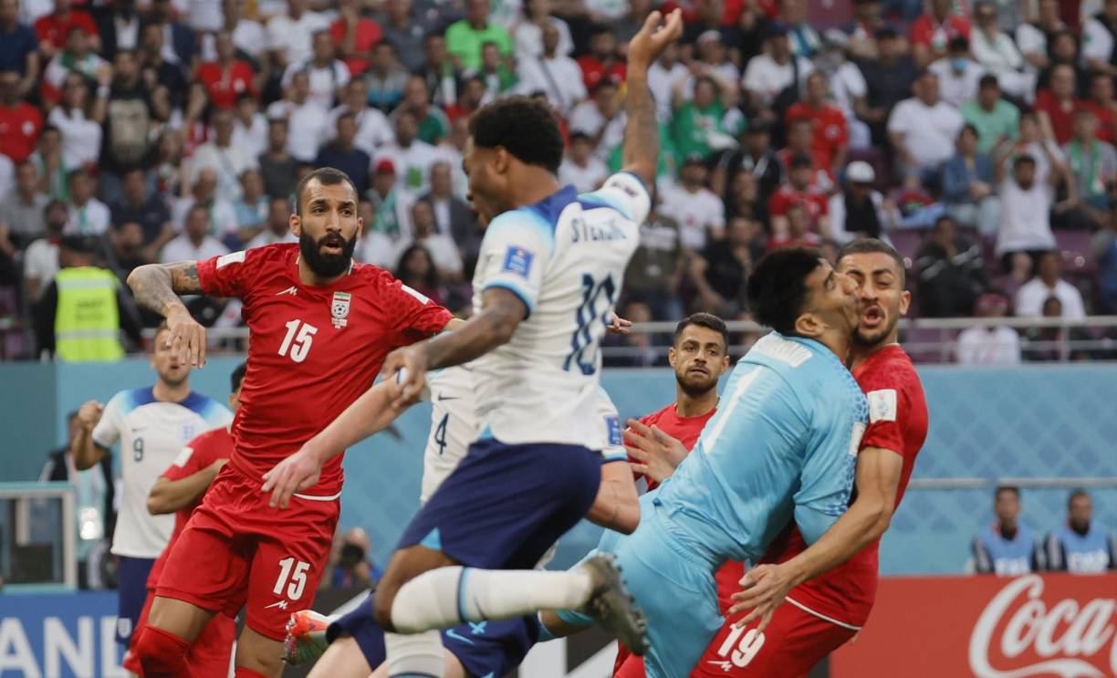 Terrible choque. El arquero de la Selección de Irán Alireza Beiranvand, se retiró en el primer tiempo del encuentro ante Inglaterra debido a un fuerte choque con un compañero que le impactó en el rostro.