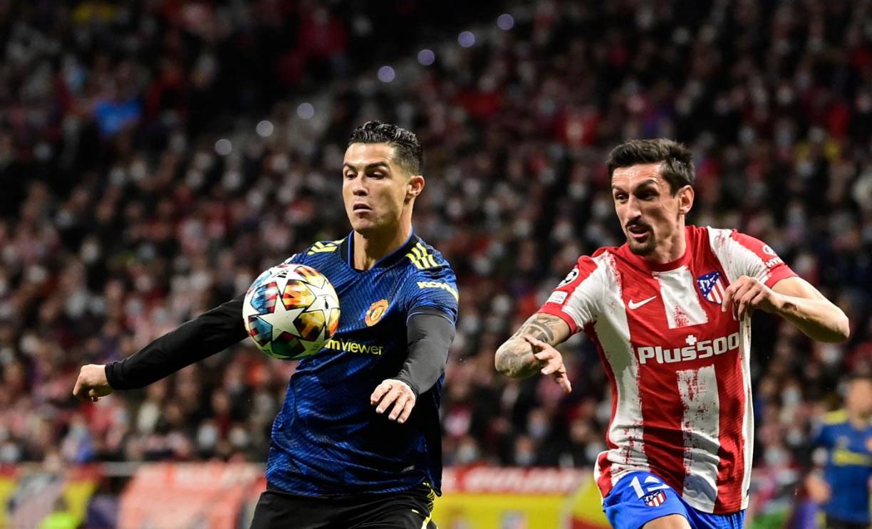 Cristiano Ronaldo controlando el balón con el pecho ante la presión del montenegrino Stefan Savić.